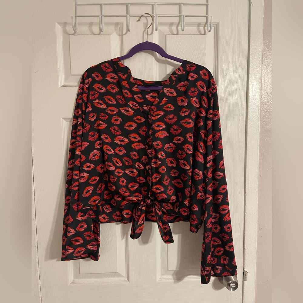 BOLD elements Black and Red Lip Print Blouse